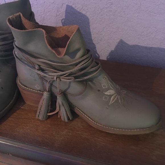 Taupe Lace-up Fringe Booties - Picture 5 of 6